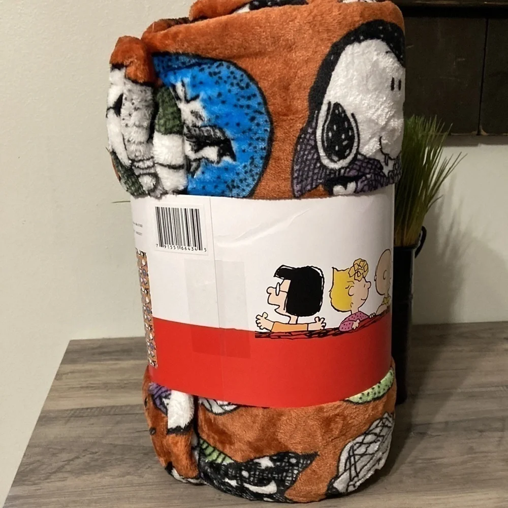PEANUTS CHARACTERS HALLOWEEN CIRCLES  50 X 70 PLUSH THROW